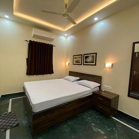 Shivam Hotels Calcutta Buitenkant foto