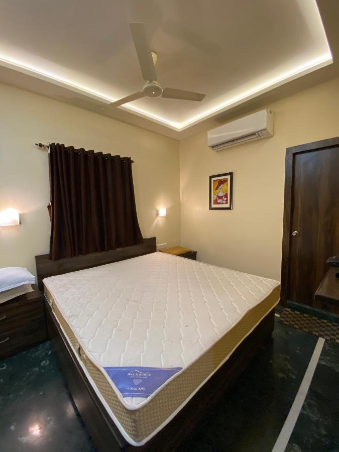 Shivam Hotels Calcutta Buitenkant foto